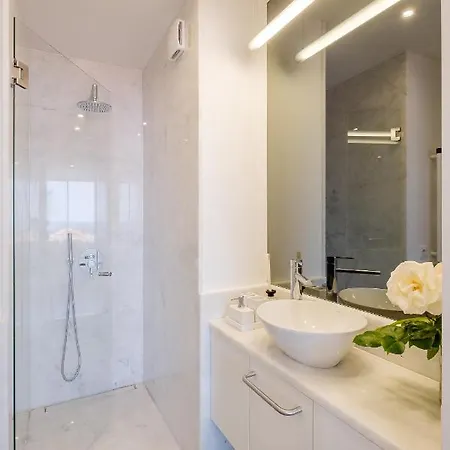 Boutique Rentals- Bliss By The Sea Apt- Ocean Views In Foz Oporto