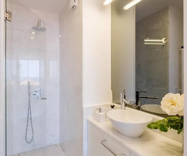 Boutique Rentals- Bliss By The Sea Apt- Ocean Views In Foz ポルト